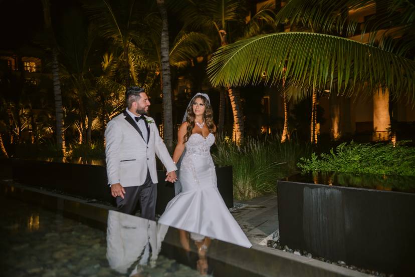 Couples choosing transparent Punta Cana wedding photographers